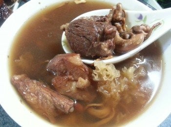 step3: 用13碗水煮滾後落所有材料煮3小時落鹽調味即可