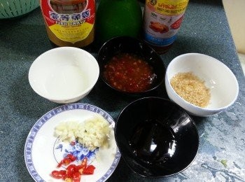 step5: 預備好醬汁料:蒜頭及指天椒切碎,將所有醬汁料拌勻