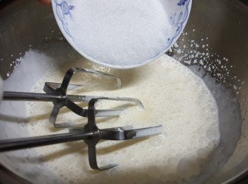step14: 將淡忌廉倒入乾淨無油的容器中，分三次加入砂糖將淡忌廉打至企身起紋路，倒扣不跌即可
