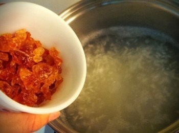 step4: 滾水先放甜酒釀煮出香味,約5分鐘倒入黃冰糖