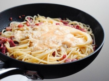 step5: 倒入[步驟二] 的芝士蛋黃醬汁，快速與意粉拌勻即成！ 
*如想要多d汁，可加幾湯匙煮意粉的水
*要熄火後才倒入醬汁，利用鑊內的熱力煮熟醬汁，如太熱，會把蛋煮成炒蛋的