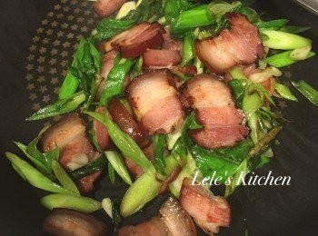 step2: 接著放入蒜苗炒至葉片軟熟即可起鍋~
(因為臘肉原本就有鹹味，我就不放其他調味料了~)