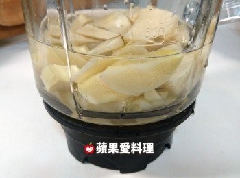 step2: 竹筍切塊，放入果汁機，加水，打成汁。