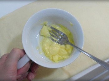 step10: 在麵皮表面塗上融化的奶油~~