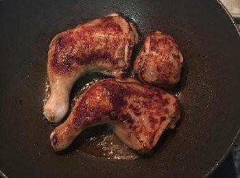 step3: 鍋內放少許橄欖油，雞腿正面朝下先煎，中火煎到兩面都上色即可先取出備用。