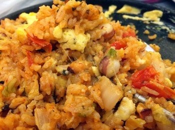 step14: 熱辣辣的鐵板把芝士溶化，加上半熟的蛋汁包着飯粒，入口真的很香滑。