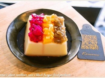 step5: 最後淋上芙蓉豆腐附贈的醬汁，即可立馬動口享用清爽消暑的美味。