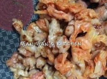 step2: 將豬肉泡菜炒熟，盛起備用。自己喜歡比較乾身的餡，如喜歡濕有汁的，可加入蔬菜或加少許水炒。