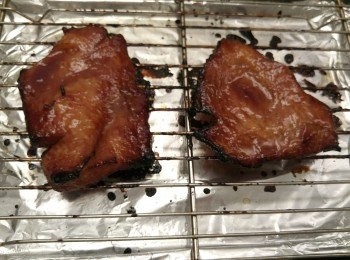 step2: 焗製15分鐘後將豬頸肉攞出, 底面掃上<span class="group_2">掃面醬</span>再焗餘下的15分鐘, 如喜歡多蜜糖可最後5分鐘攞出再掃蜜糖一次。