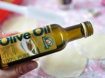 step1: 先將餃皮鋪平，塗抹一層得意的一天橄欖油，讓香料與油品遇熱後會釋出香氣