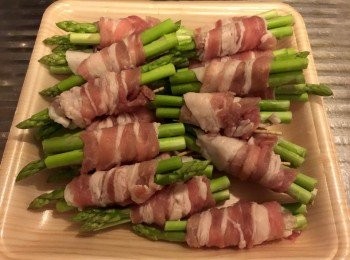 step1: 肉片一分為二，露筍都糸一分為二；三條一束用肉片卷起，再用牙籤在後面吉好固定位置；