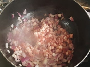 step3: 加入煙肉同炒至焦香。