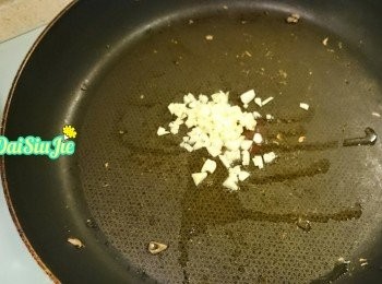 step5: 用小許油爆香蒜蓉。