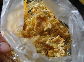 step7: 另外準備一個塑膠袋交2顆鹹蛋黃(去一些蛋白)用力戳柔，讓蛋黃與蛋白充分揉碎