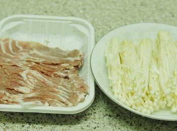 step1: 用火鍋用的豬肉片（也可用牛肉片），將金菇洗淨，切去尾部，分開成一小束