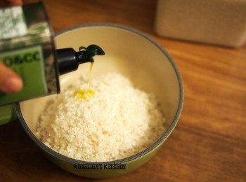 step4: 4.倒入一點點蔬菜油或者是豬油也可以(豬油會有古早味，拿去炒飯會很香。)