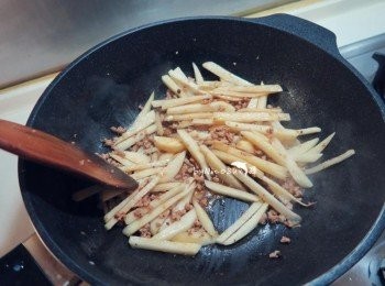 step4: 加一大匙水放馬鈴薯拌炒