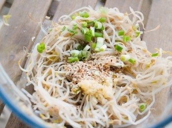 step2: 將芽菜和所有調味料拌勻，即可享用，或放入雪櫃內作涼拌小菜