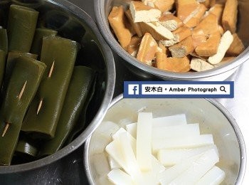 step4: 剩餘的<span class="group_2">滷汁</span>，還可以再放入豆乾(建議先汆燙去除豆腥味，放涼切塊)、蒟蒻條、海帶、白煮蛋入鍋滷煮，一樣是轉小火但仍保持沸騰滾動的狀態，約煮10分鐘後熄火，蓋上鍋蓋用燜泡的方式浸泡20分鐘，讓它入味(豆乾可泡久一點會更入味哦)