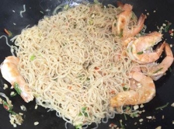 step6: 放入所有<span class="group_2">調味料</span>拌炒均勻後，加入鮮蝦一起拌炒，待醬汁微收乾後即可起鍋。