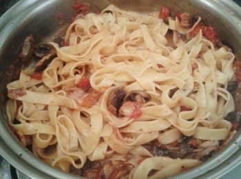 step4: 醬汁煮沸後，下闊條麵及兩湯匙煮麵的水拌勻