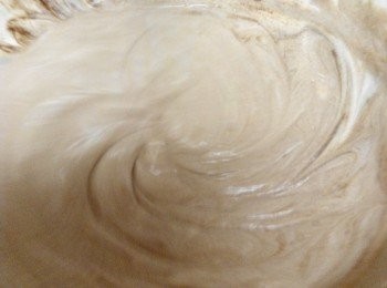 step11: 快速将鱼胶牛奶加入打发好的鲜奶油中,边倒边快速搅拌；再倒入融化的巧克力拌匀，即成為美味的巧克力慕斯餡。