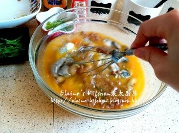 step8: 再加入豬肉碎及蠔仔輕輕拌勻靜待10分鐘