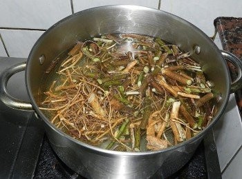 step4: 九尾草洗淨後，加入水，滾後煮個30分