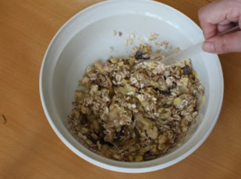 step3: 混合兩種材料，確保每片燕麥也沾上香蕉蓉