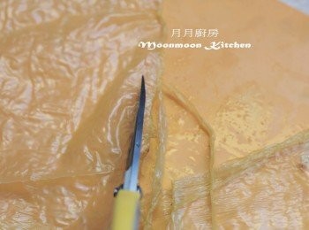step2: 腐皮先剪去較硬的邊位，用濕布抹淨，再煎成4份。