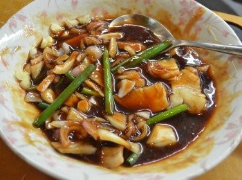 step3: 將所有醃料醬2放入碗中拌勻，然後再放入切碎好的洋蔥、蒜、紅蔥頭和蔥段拌勻在一起成混合醃料。