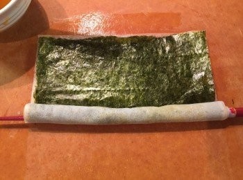 step4: 然後從一邊開始捲起來。（可用一枝筷子幫助捲起來。）