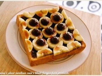 step5: 最後淋上些許焦糖醬，即可立馬動口享用酥脆Q彈的美味。