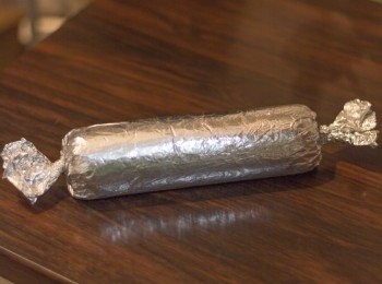 step11: 用錫紙邊按實邊捲好，兩邊扭實，靜置15分鐘