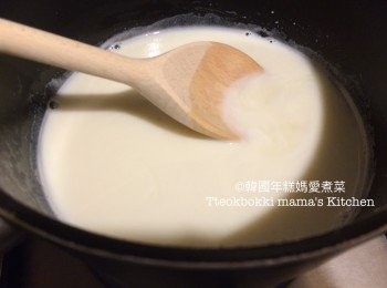 step2: 開細火，把牛奶和糖煮溶，加入浸軟的魚膠片拌匀至溶掉，待用。