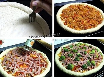 step5: 用叉子在做好的披薩皮上面戳幾個洞
可以預防麵皮受熱時任意膨脹
也能讓披薩底部受熱加速熟成

先鋪上一層《自製的披薩醬》
然後均勻的擺上洋蔥絲、火腿絲、
甜椒絲、還有雪白菇
灑上一些義大利香料、起士粉
隨後再擺上朵朵的青花菜