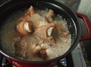 step4: 醃好豬手仔連同醃料, 炆汁料併倒進Staub鍋裡.