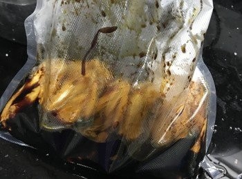 step4: 慢煮器(slow cooking tower) 調較時間及溫度(由室溫水升至70度需時約15分鐘)。
放入<a href="https://bit.ly/3zHU5V3" target="_blank" data-keyword="雞翼" class="guide-link"><strong>雞翼</strong></a> <span style="display:inline-block;vertical-align:middle;margin-top:-3px;color:initial;border-radius:3px;padding:2px 3px;font-size:12px;line-height:14px;background:#87d300;color:#fff;">即買</span> ，並用夾夾實，慢煮70度2小時。

完成後，倒出豉油汁即成