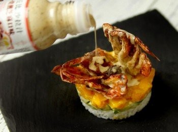 step10: 取走圓模，炸軟殼蟹放頂及澆一些〈<span class="group_2">丘比沙拉汁</span>- 焙煎芝麻口味〉在上。