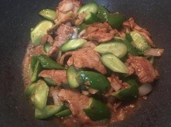 step6: 放入水快炒後下小黃瓜拌炒。