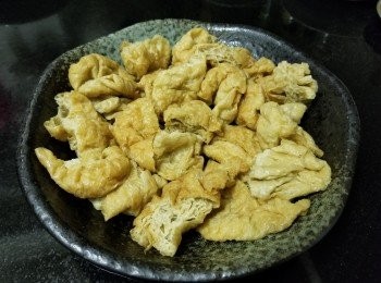 step6: 搾乾水份後，切開一半，平均放在碟上