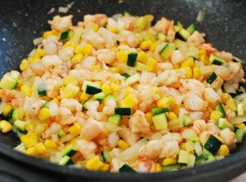 step5: 加入洋蔥丁、醃好的蝦仁拌炒至熟成，以味醂及鰹魚粉調味，取出放涼