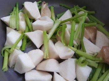 step3: 加入雞睥菇及芹菜煮一會