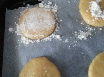 step2: 平均分割出平均份量,大少隨個人喜愛,搓成圓型將麵團按扁，將麵團兩面灑上低筋粉