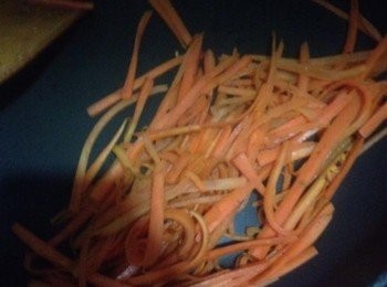 step3: 紅蘿蔔切絲，放入平底鍋內炒熟後備用。餐肉切成長條狀後，放入平式鍋略煎後備用。