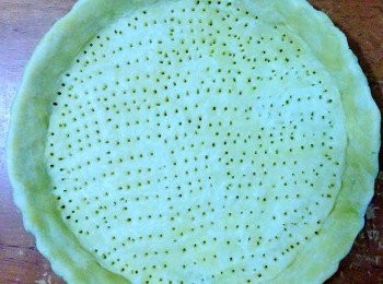 step3: 3.. 把麵片放入派模中壓實，要緊貼派模，用叉在底部叉上小孔。