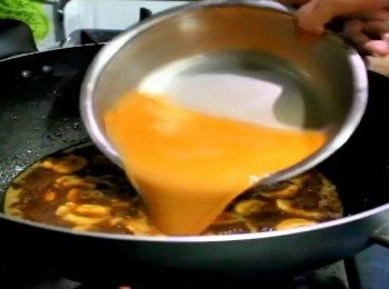 step7: 倒入剛才做好的蝦高湯，煮至滾沸