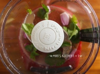 step3: 再來將刀片換成雙頭切碎刀片，並將<span class="group_2">醬料</span>的所有<span class="group_1">食材</span>放入，攪打至紅蔥頭、香菜打成細末並且醬汁均勻調和即可。