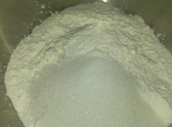 step2: 先將糯米粉,生粉和糖攪勻。