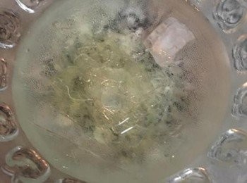 step14: 吉利丁一片片分開後略剪成長方型,放入可飲用的冰水中軟化.